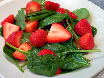 Salade de printemps aux fraises et aux épinards