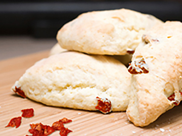 Scones aux tomates séchées